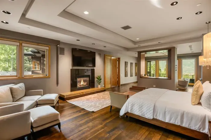 Wing 1 primary bedroom