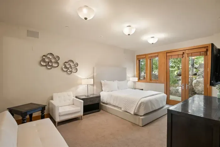 Wing 2 downstairs bedroom 7 with queen bed.