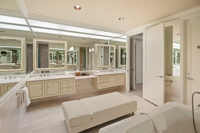 Wing 1 ensuite to bedroom 2.