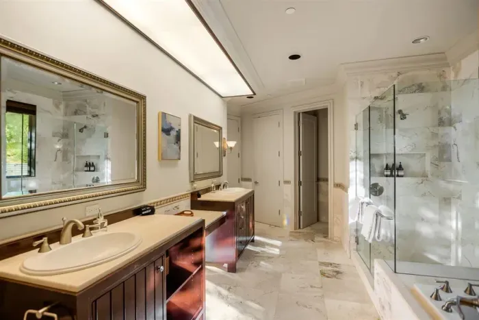 Wing 2 upstairs ensuite to bedroom 6.