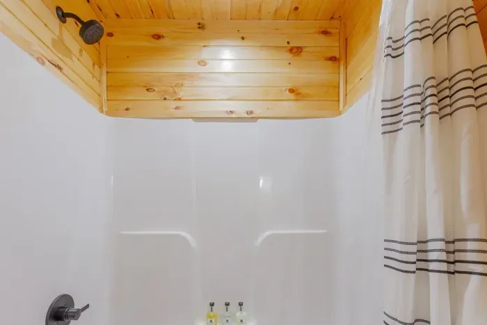 Shower/Tub combo with shampoo, conditioner and body wash 
