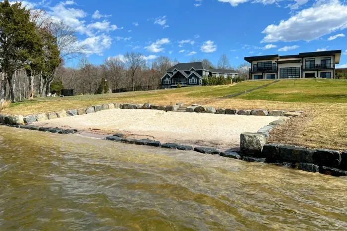 Lake Anna Luxury - image 5 of 10