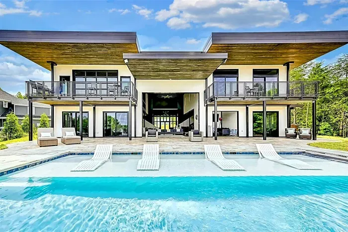 Lake Anna Luxury - image 9 of 10