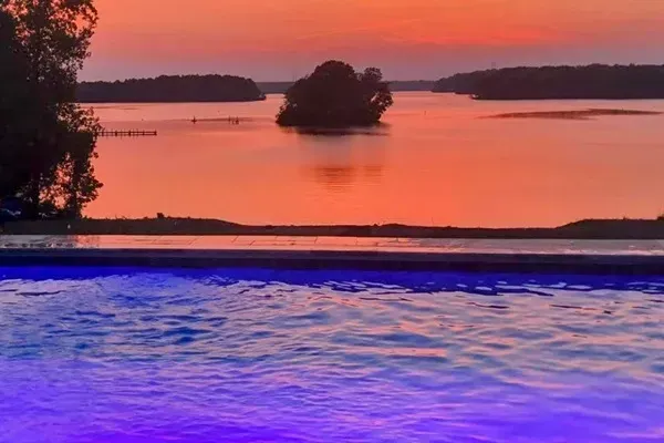 Lake Anna Luxury - image 4 of 10