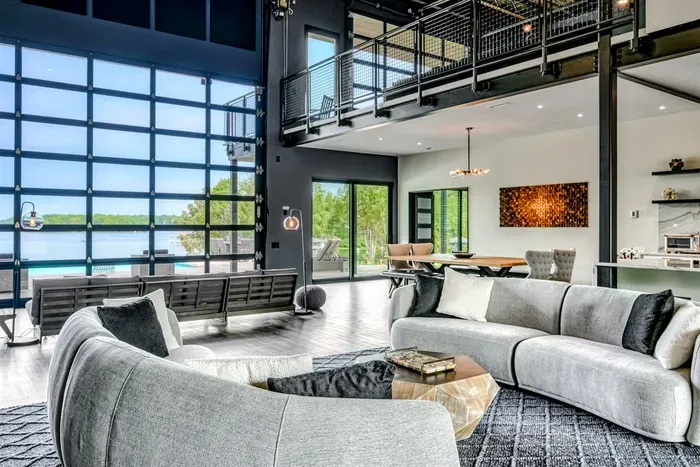 Lake Anna Luxury - image 3 of 10