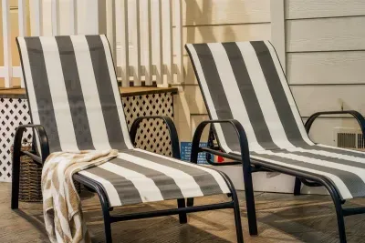 lounge here