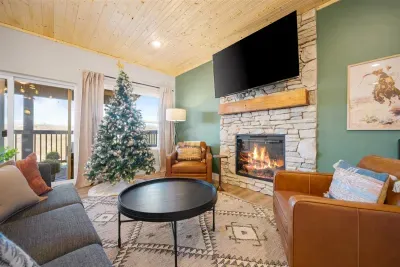 Theo's Saddle Ridge Lodge - image 6 of 33