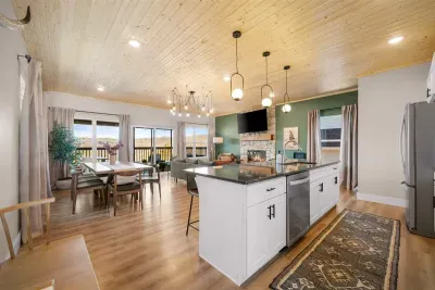 Theo's Saddle Ridge Lodge - image 8 of 33