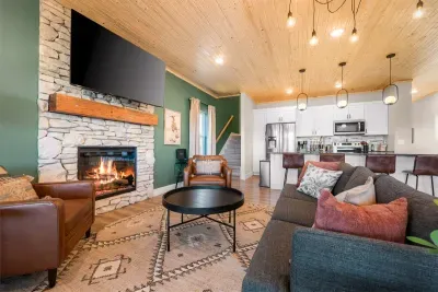 Theo's Saddle Ridge Lodge - image 9 of 33