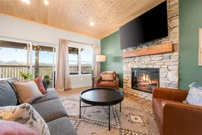 Theo's Saddle Ridge Lodge - image 12 of 33